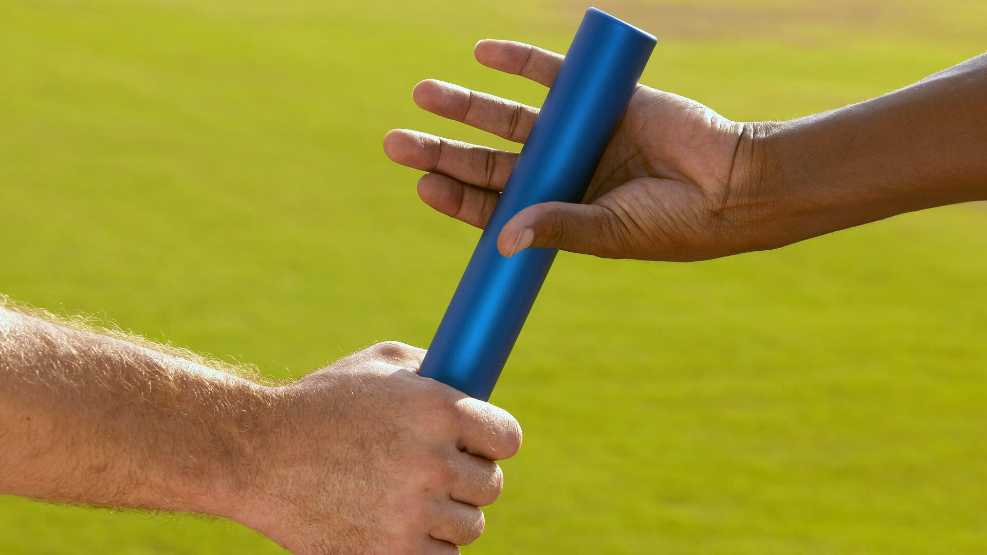 欧冠小组赛：法兰克福2比2里昂 德法球迷共同点亮看台烟火